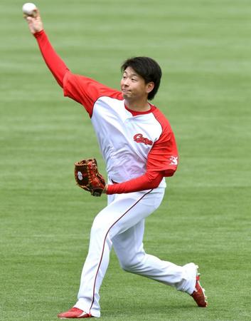 キャッチボールに汗を流す広島・大瀬良大地＝マツダスタジアム（撮影・飯室逸平）