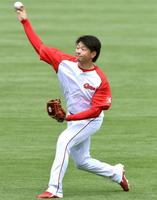 キャッチボールに汗を流す広島・大瀬良大地＝マツダスタジアム（撮影・飯室逸平）