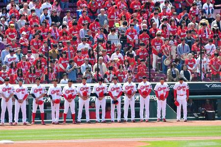 試合前、衣笠祥雄氏に黙とうを捧げる広島・緒方孝市監督（右端）ら広島ナイン＝マツダスタジアム（撮影・高部洋祐）