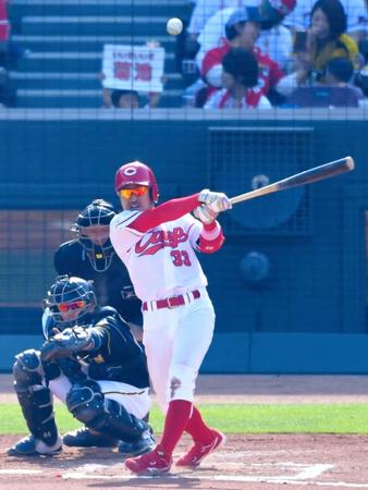 ６回、勝ち越しの適時二塁打を放つ広島・菊池＝マツダスタジアム（撮影・高部洋祐）