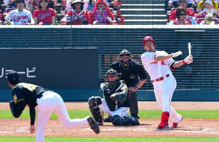 ３回広島１死満塁、阪神・小野泰己（手前）から左越えに満塁弾を放つ広島・鈴木誠也＝マツダスタジアム（撮影・高部洋祐）