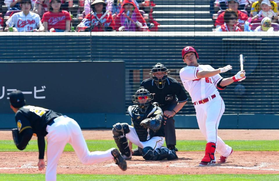 ３回広島１死満塁、阪神・小野泰己（手前）から左越えに満塁弾を放つ広島・鈴木誠也＝マツダスタジアム（撮影・高部洋祐）