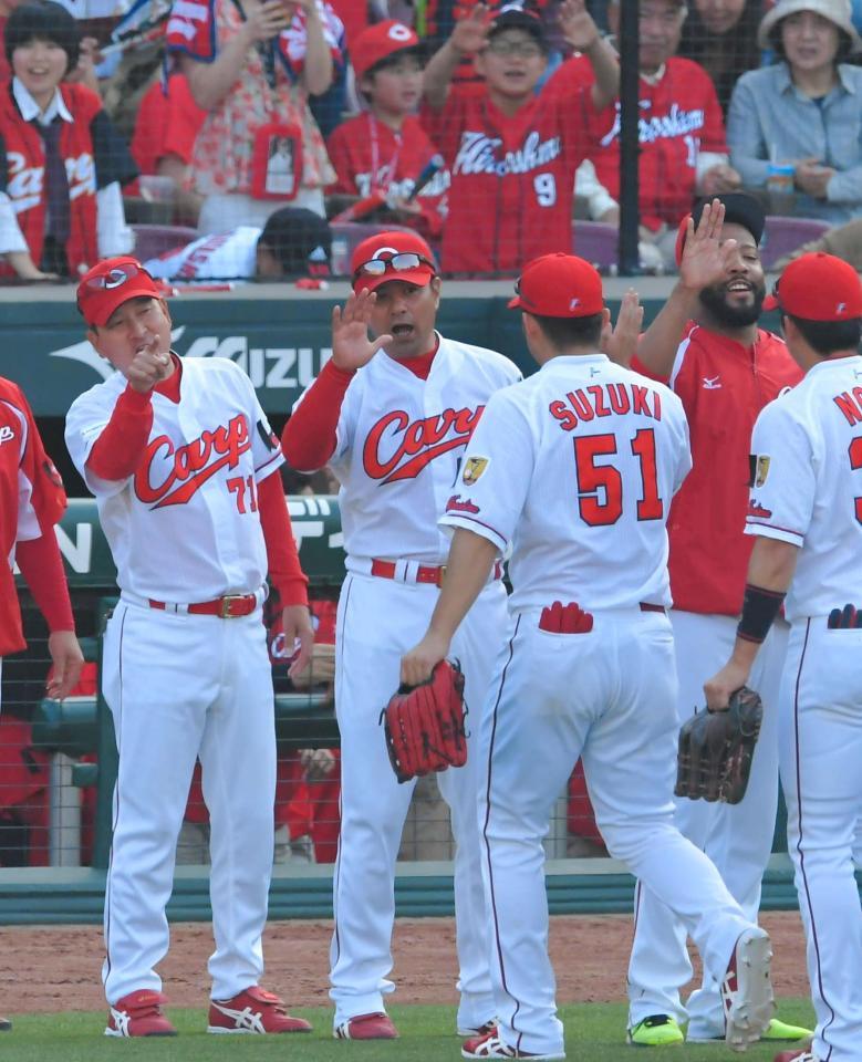 阪神に勝利し、広島・鈴木らナインを出迎える広島・緒方監督（中央）＝マツダスタジアム（撮影・高部洋祐）