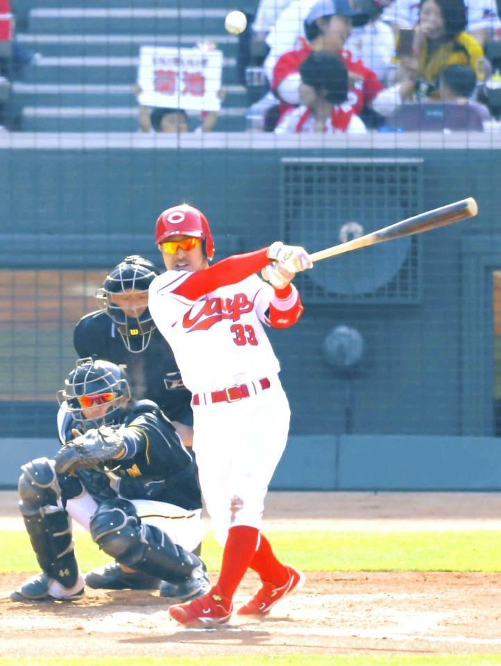 　６回、左中間に勝ち越しの適時二塁打を放つ菊池（撮影・高部洋祐）