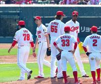 ５回途中、広島・アドゥワ誠（右から２人目）にマウンドを譲り、ベンチに戻る薮田和樹（左から２人目）＝マツダスタジアム（撮影・高部洋祐）