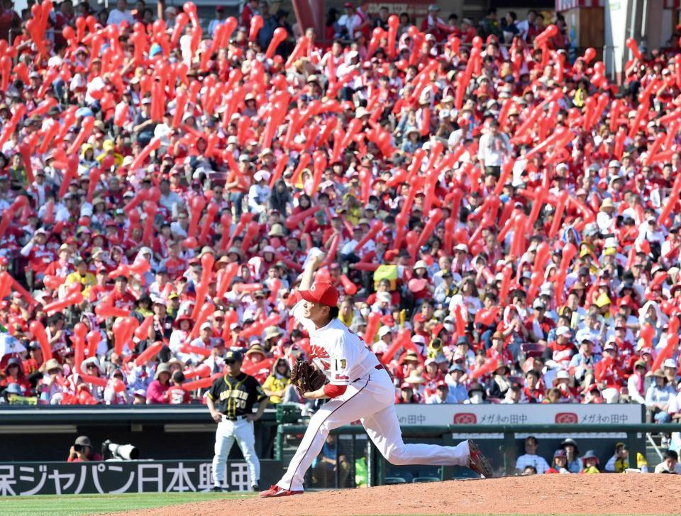 　スタンドのジェット風船を背に力投する大瀬良（撮影・飯室逸平）  