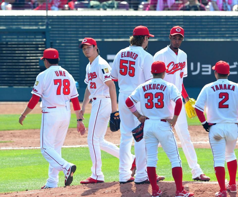 ５回途中、広島・アドゥワ誠（右から２人目）にマウンドを譲り、ベンチに戻る薮田和樹（左から２人目）＝マツダスタジアム（撮影・高部洋祐）