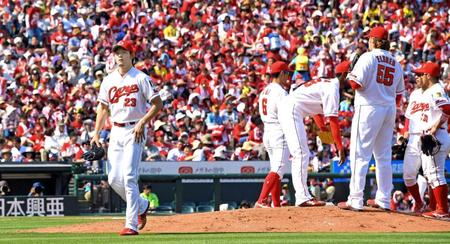 　５回途中で降板する薮田（左端）＝撮影・飯室逸平