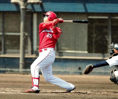 １回、新井は中飛に倒れる＝大阪信金スタジアム（撮影・坂部計介）