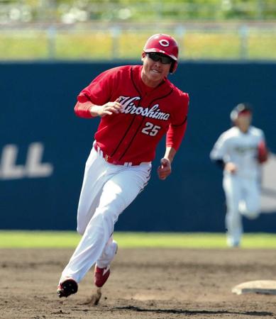 　３回、１塁から全力で走塁する新井（撮影・坂部計介）