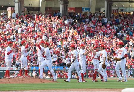 巨人に連勝し勝利のハイタッチを交わす広島ナイン＝マツダスタジアム（撮影・飯室逸平）