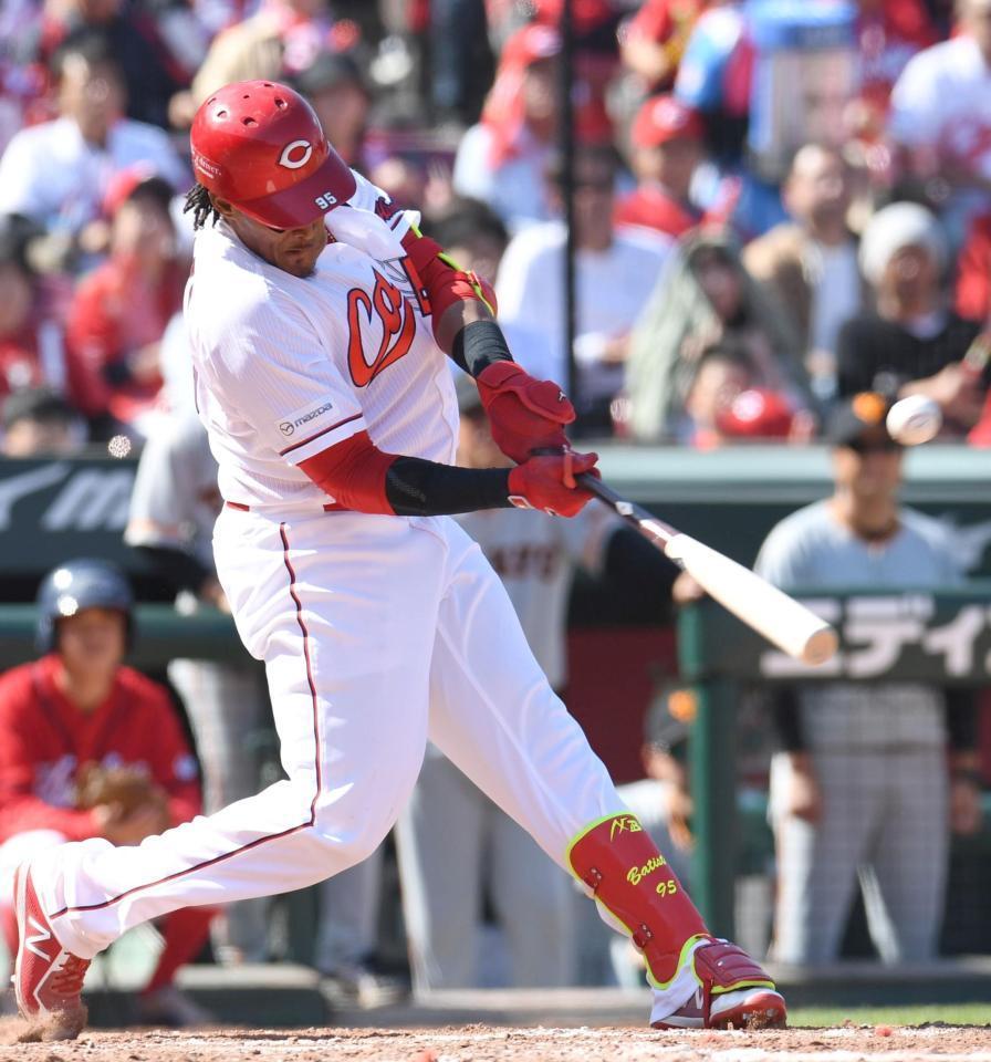 ６回広島、１死二塁、同点タイムリーを放つ広島・バティスタ＝マツダスタジアム（撮影・飯室逸平）