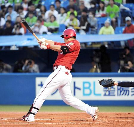 　２回、中前打を放つ鈴木（撮影・棚橋慶太）