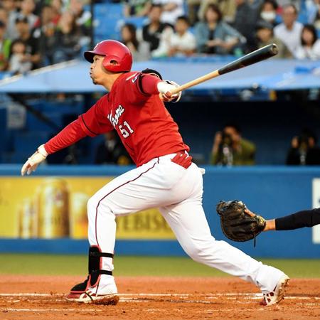 １回、先制適時打を放つ広島・鈴木誠也＝神宮球場（撮影・棚橋慶太）