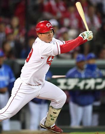 ４回、中前打を放つ美間（撮影・飯室逸平）