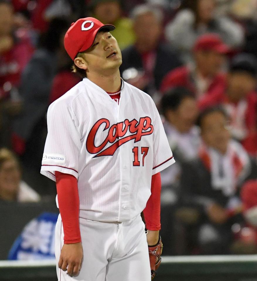 ９回、同点に追いつかれ肩を落とす広島・岡田明丈＝マツダスタジアム（撮影・飯室逸平）