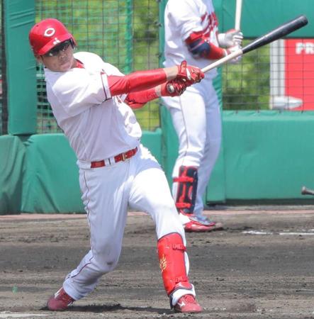 　２回、右中間に同点ソロを放つ新井