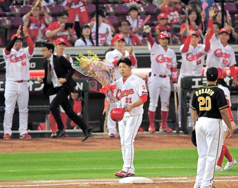 ３回、通算１０００安打となる左前打を放ち、花束を手に声援に応える石原（撮影・高部洋祐）　