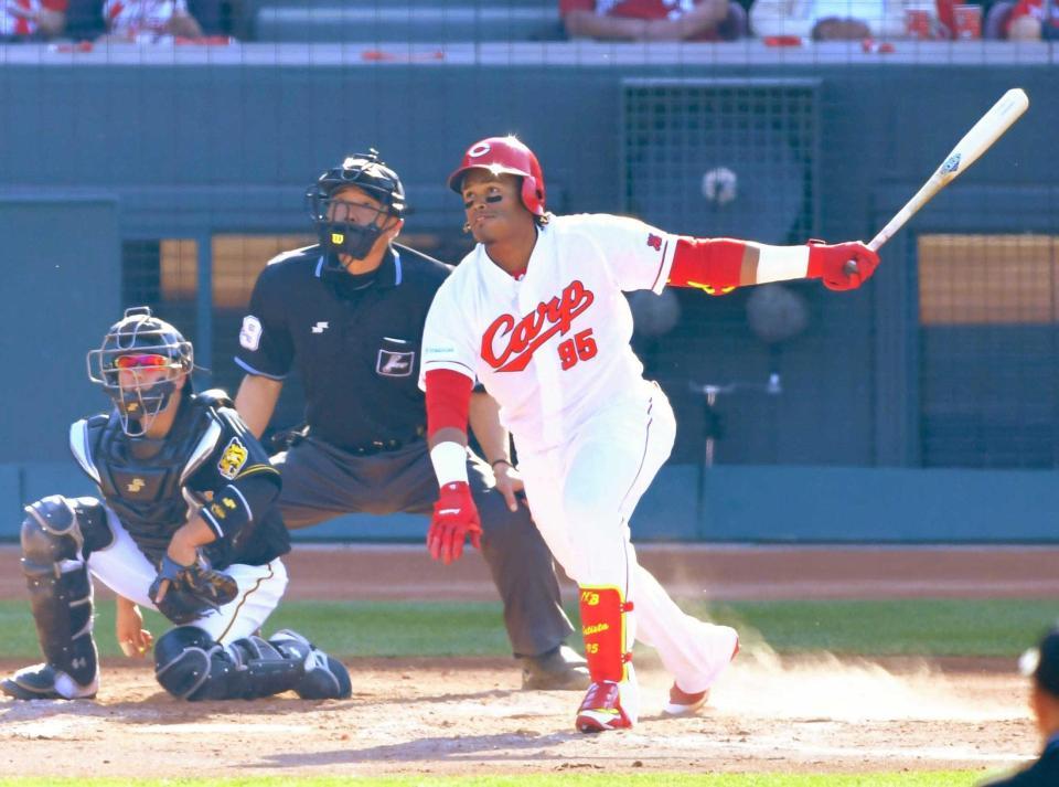 　７回、右犠飛を放つバティスタ（撮影・高部洋祐）