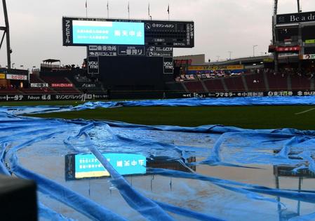 降雨のため雨天中止となった広島-ヤクルト戦＝マツダスタジアム（撮影・飯室逸平）