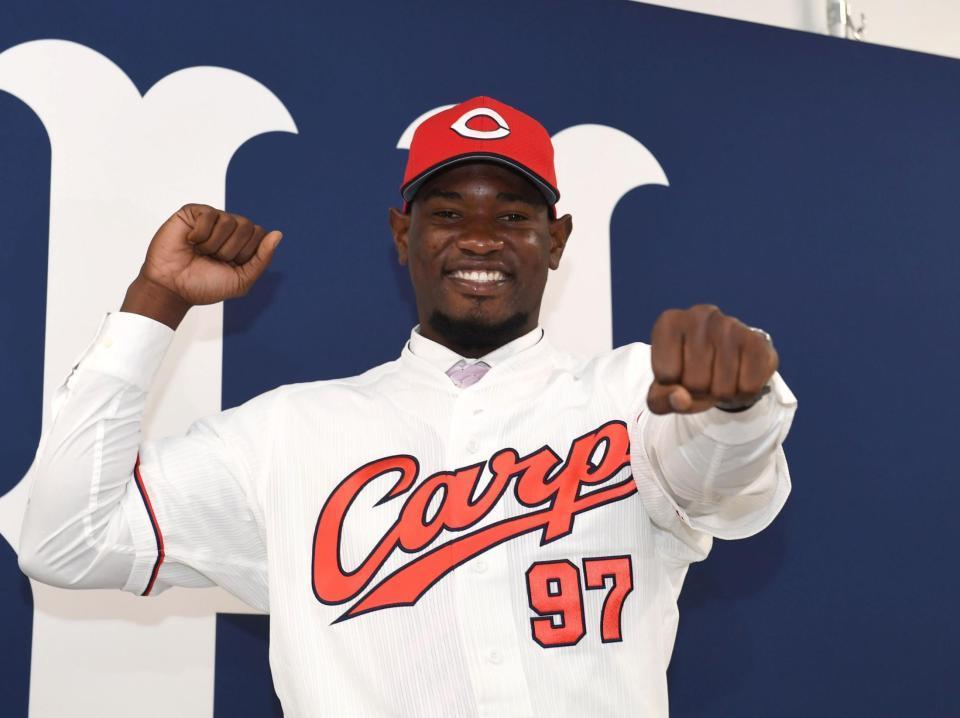 支配下契約となり、笑顔でポーズを決める広島・フランスア＝マツダスタジアム（撮影・飯室逸平）