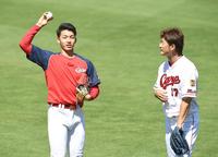 キャッチボールを終え、話する広島・中村祐太（左）と広島・岡田明丈＝マツダスタジアム（撮影・飯室逸平）