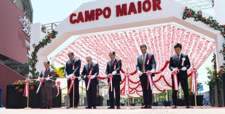 「紙花まつり」のオープニングセレモニーでテープカットする（右から）広島・松田一宏オーナー代行、アゲタ市・エディソン副市長、広島市・松井一實市長、フランシスコ大使、カンポマイオール市・リカルド市長、日本ポルトガル協会・四宮信隆会長＝マツダスタジアム（撮影・飯室逸平）