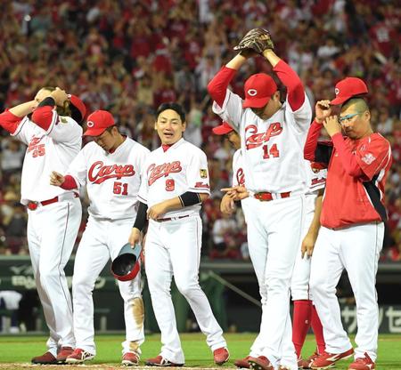 笑顔で勝利を喜ぶ広島・丸佳浩ら広島ナイン＝マツダスタジアム（撮影・飯室逸平）