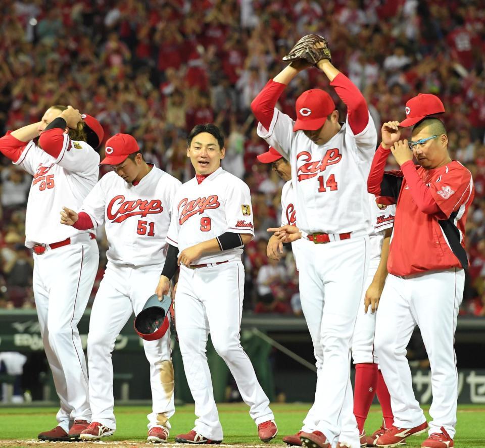 笑顔で勝利を喜ぶ広島・丸佳浩ら広島ナイン＝マツダスタジアム（撮影・飯室逸平）