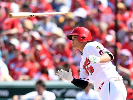 ２回広島２死、左前打を放つ広島・美間優槻＝マツダスタジアム（撮影・飯室逸平）