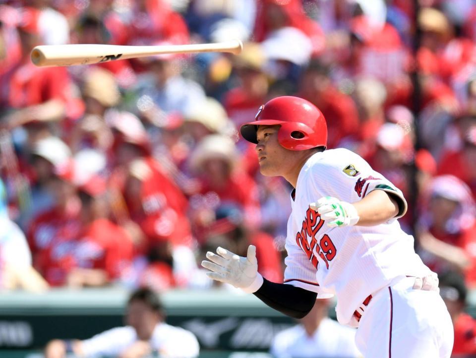 ２回広島２死、左前打を放つ広島・美間優槻＝マツダスタジアム（撮影・飯室逸平）