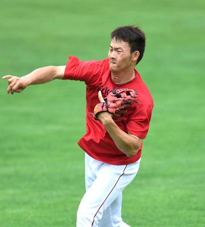 　キャッチボールで汗を流す薮田