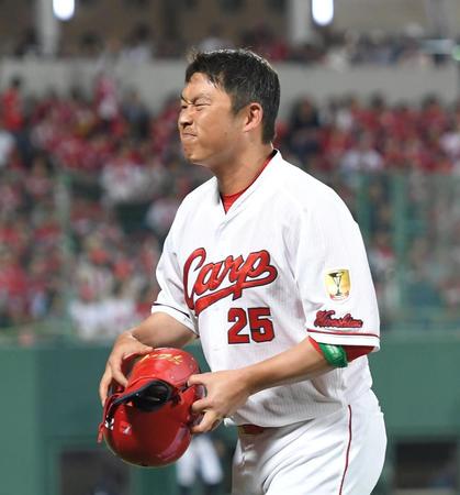 　６回、外野フライに倒れ悔しそうに顔をしかめる新井