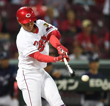 延長10回、左前に適時打を放つ堂林