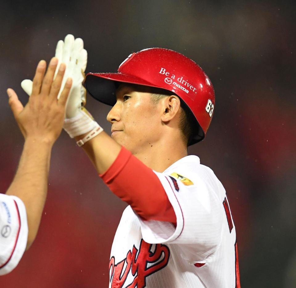 ４回広島、同点タイムリーを放ちハイタッチをかわす広島・西川龍馬＝マツダスタジアム（撮影・飯室逸平）