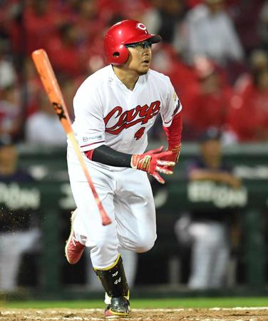 　７回、勝ち越しの２ランを放つ松山（撮影・飯室逸平）