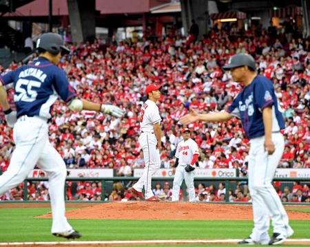 　２回、秋山（左）に３ランを浴び、マウンドでぼう然とする薮田（撮影・飯室逸平）
