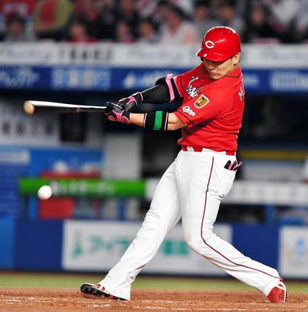 　３回、右翼線に適時二塁打を放つ丸（撮影・出月俊成）