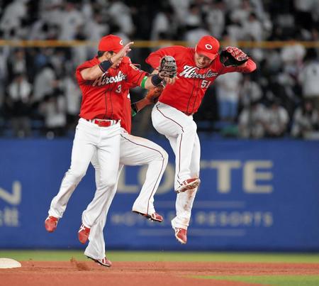 　試合終了後、勝利のヒップタッチをする鈴木（右）＝撮影・出月俊成