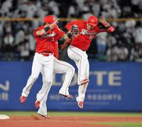 　試合終了後、勝利のヒップタッチをする鈴木（右）＝撮影・出月俊成