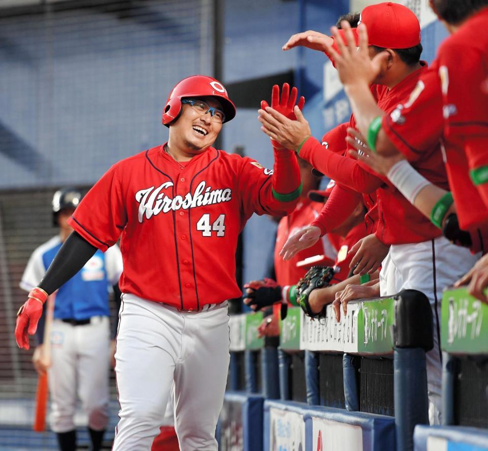 　２回、先制ソロを放ちナインに迎えられる松山（左）＝撮影・出月俊成