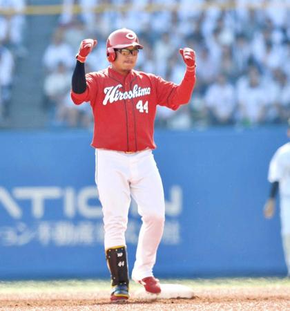 　６回、適時二塁打を放ち、ガッツポーズをする松山＝撮影・出月俊成