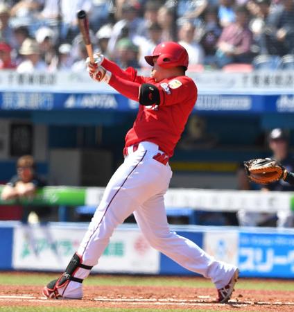 １回広島２死一塁、右中間に先制二塁打を放つ広島・鈴木誠也＝ＺＯＺＯマリン（撮影・出月俊成）