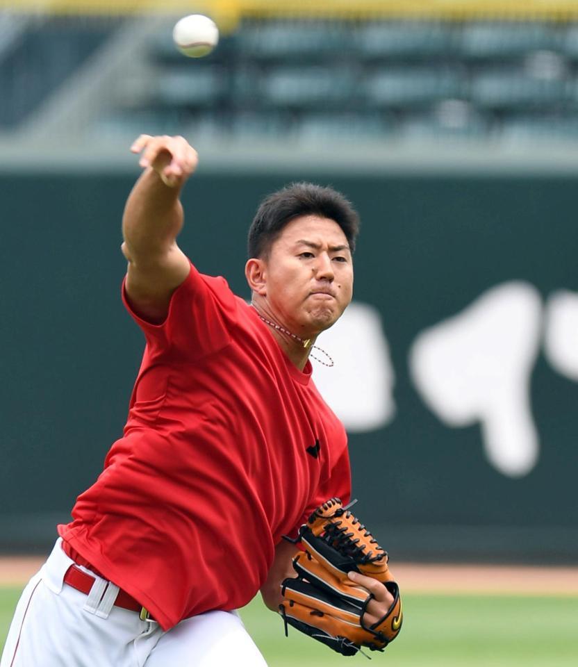 キャッチボールで調整する広島・福井優也＝マツダスタジアム（撮影・飯室逸平）