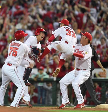 ９回、サヨナラ打を放った野間（左から２人目）は手荒い祝福を受ける＝マツダスタジアム（撮影・飯室逸平）