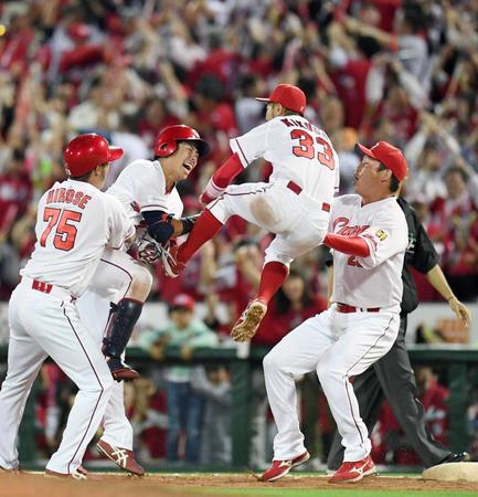 　サヨナラ打を放った野間（左から２人目）は手荒い祝福を受ける（撮影・飯室逸平）