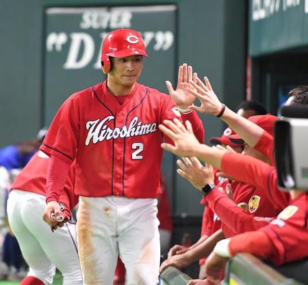 １回、先制に沸く広島・田中広輔ら広島ナイン＝ヤフオクドーム（撮影・飯室逸平）