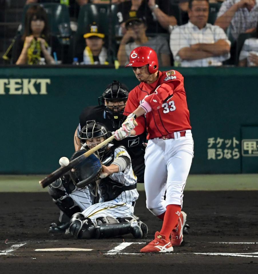 ６回広島１死一塁、広島・菊池涼介は左越えに適時二塁打を放つ＝甲子園（撮影・山口登）