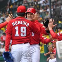 １回、先制２ランを放ち広島・野村祐輔とハイタッチをかわす広島・丸佳浩＝甲子園（撮影・飯室逸平）