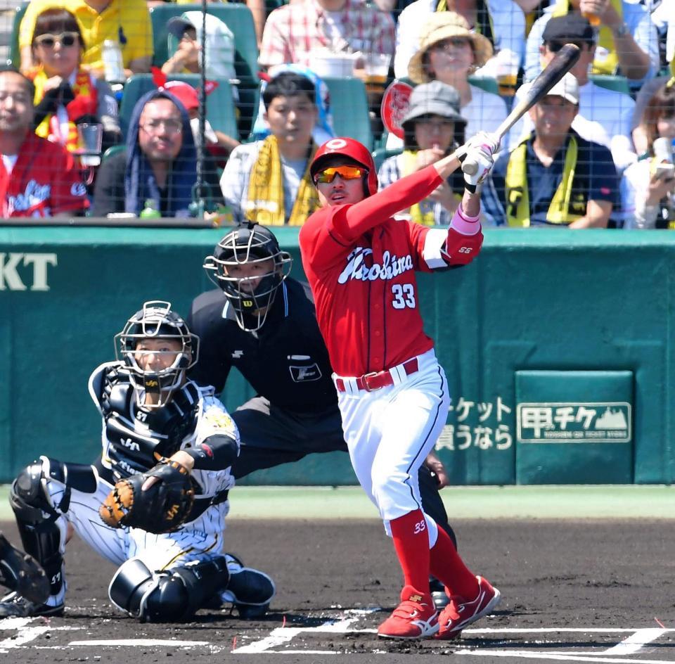 １回広島無死三塁、先制の中犠飛を放つ広島・菊池涼介＝甲子園（撮影・高部洋祐）